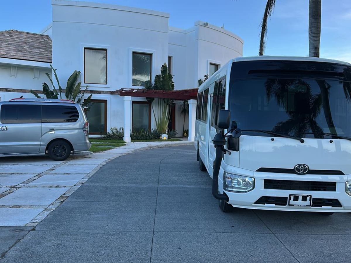 Shuttle bus for group transport and weddings in Roatán