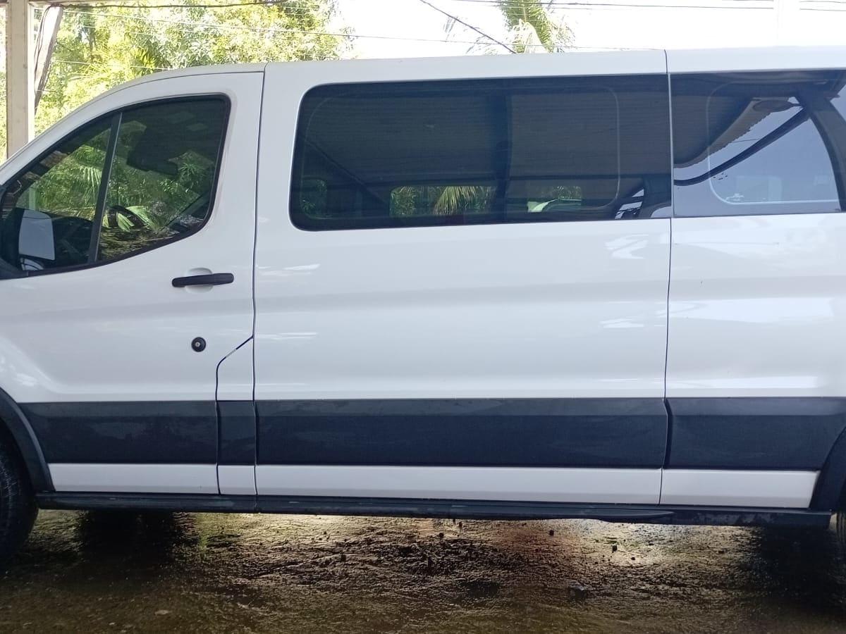 Private air-conditioned van for airport transfers and groups in Roatán