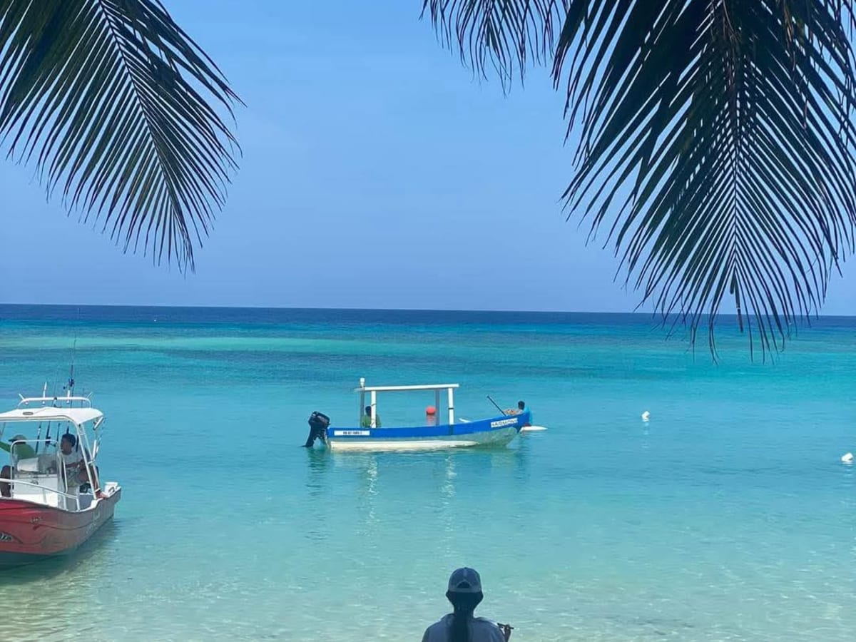 West Bay Beach, Roatán: white sand and turquoise water on a private shore day