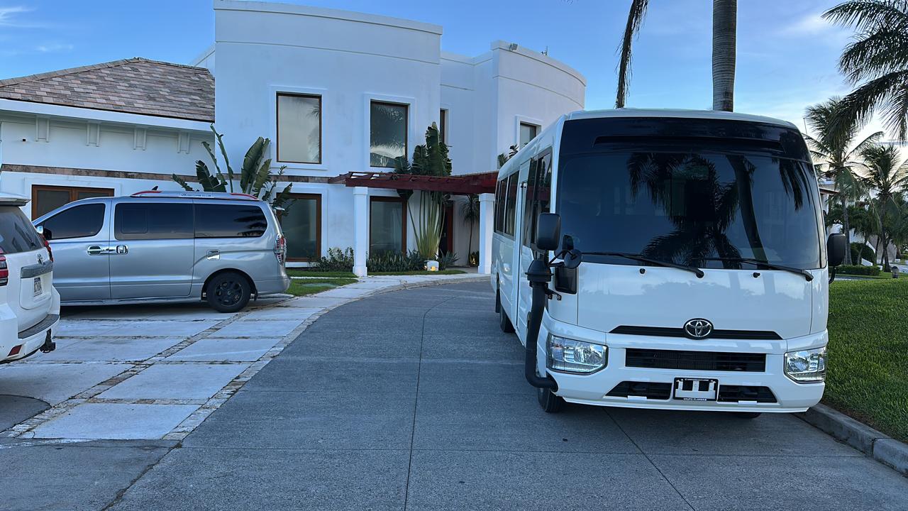 A Tour Roatán shuttle