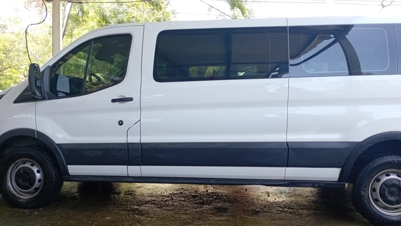 A Tour Roatán van