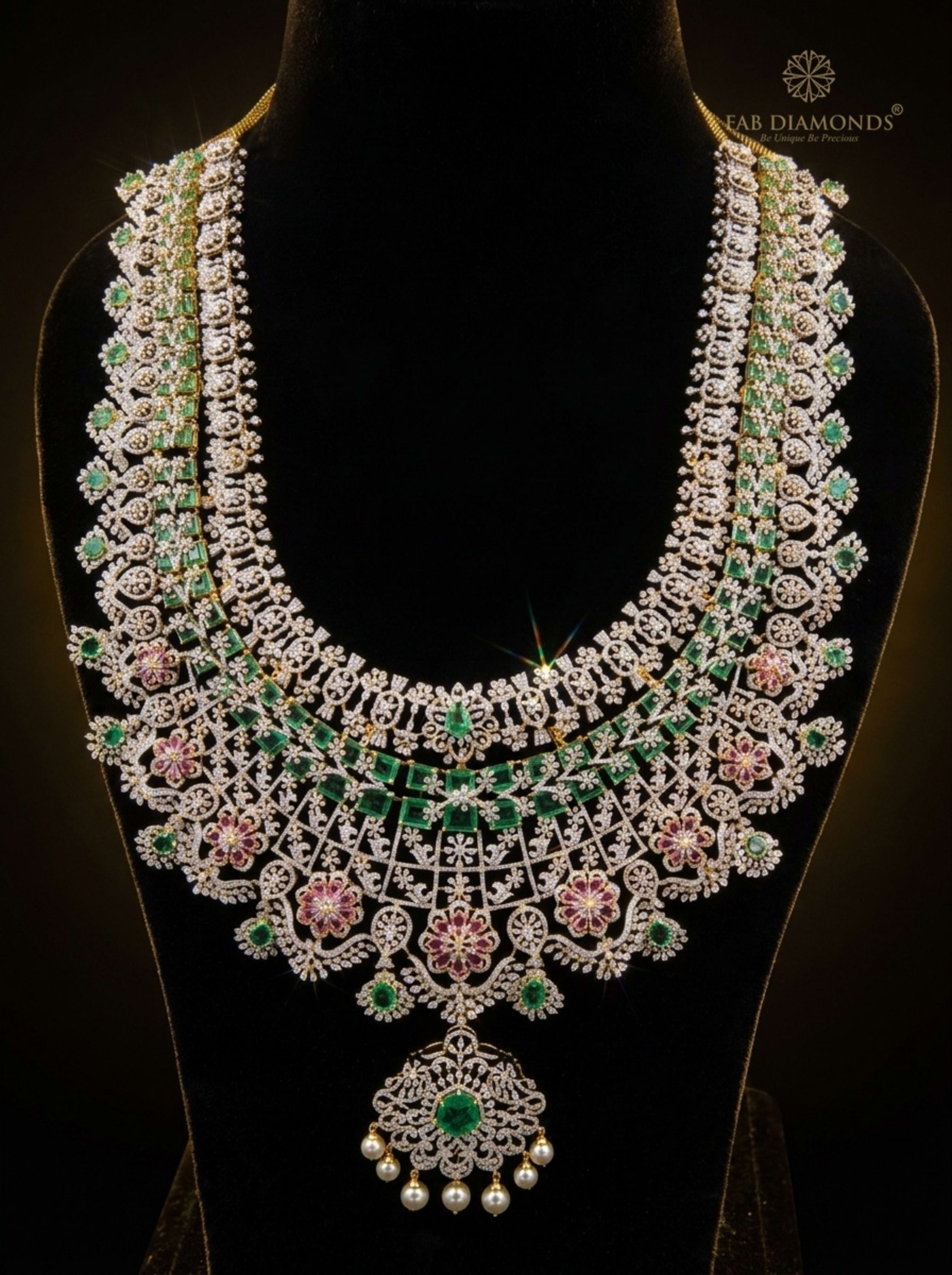 Haute Joaillerie Diamond & Emerald Royal Haram Suite