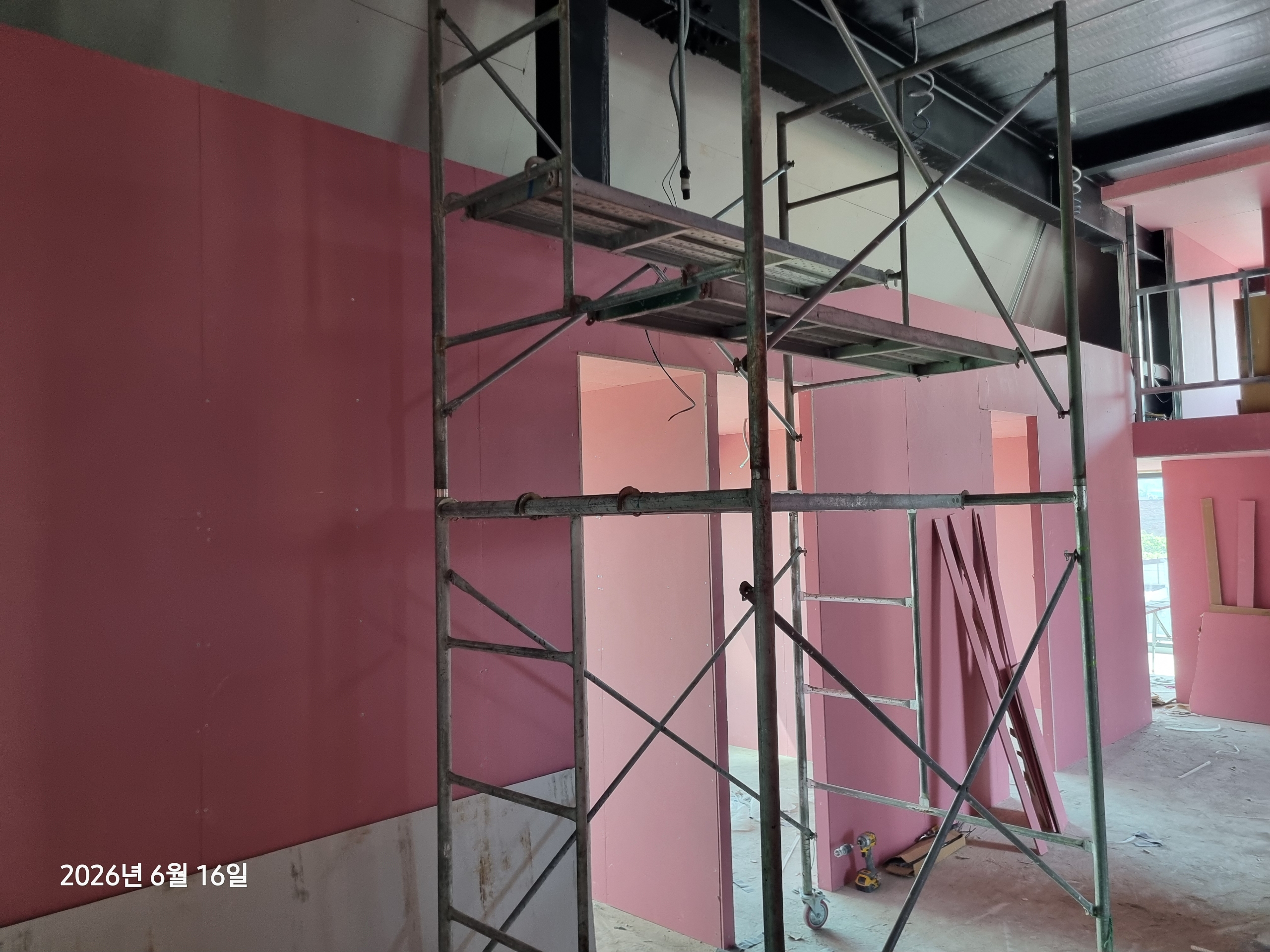 양평 만화카페 벽체와 메쉬망 천장 시공 전 현장