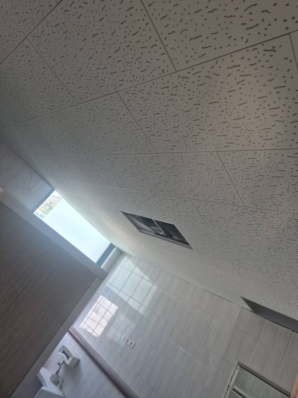 마산신협 텍스 천장 패널 줄눈과 개구부