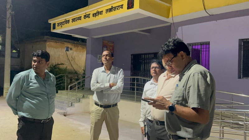 अस्पताल का निरीक्षण करते डीएम व अन्य अधिकारी