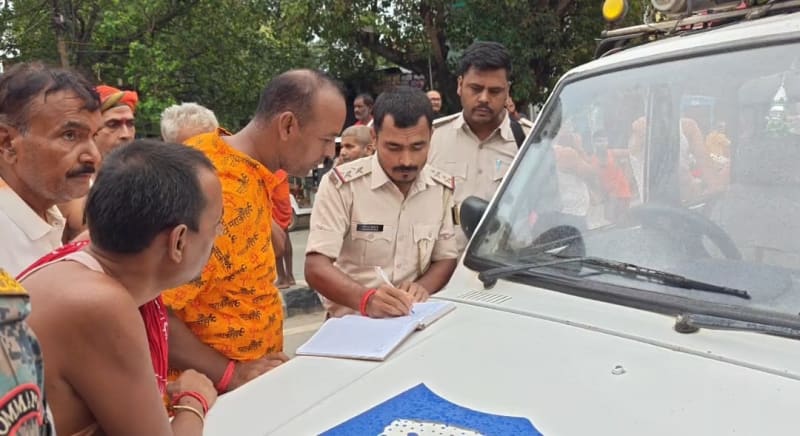 कावंड़ियों की शिकायत को नोट करती पुलिस