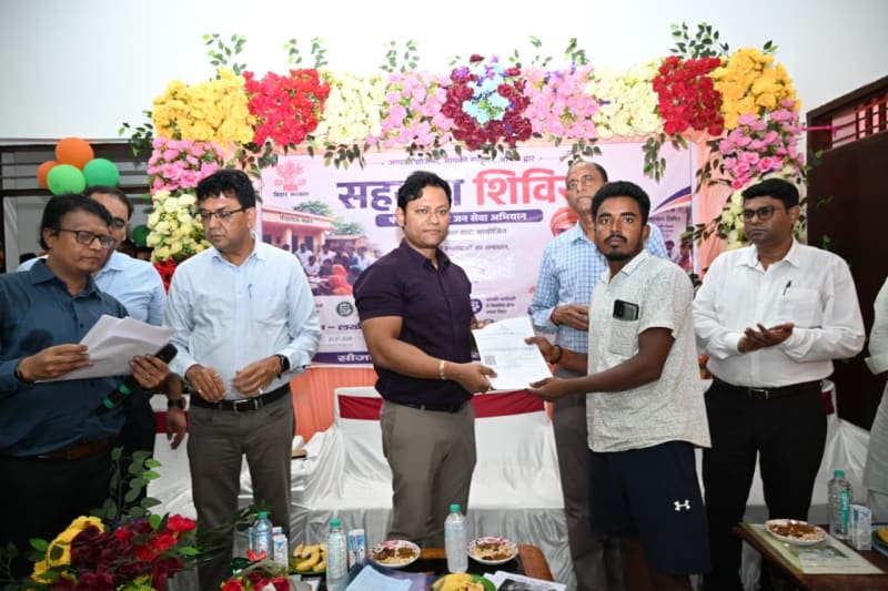 प्रमाणपत्र देते अधिकारी