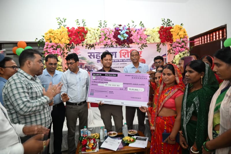 चैक सौंपते अधिकारी