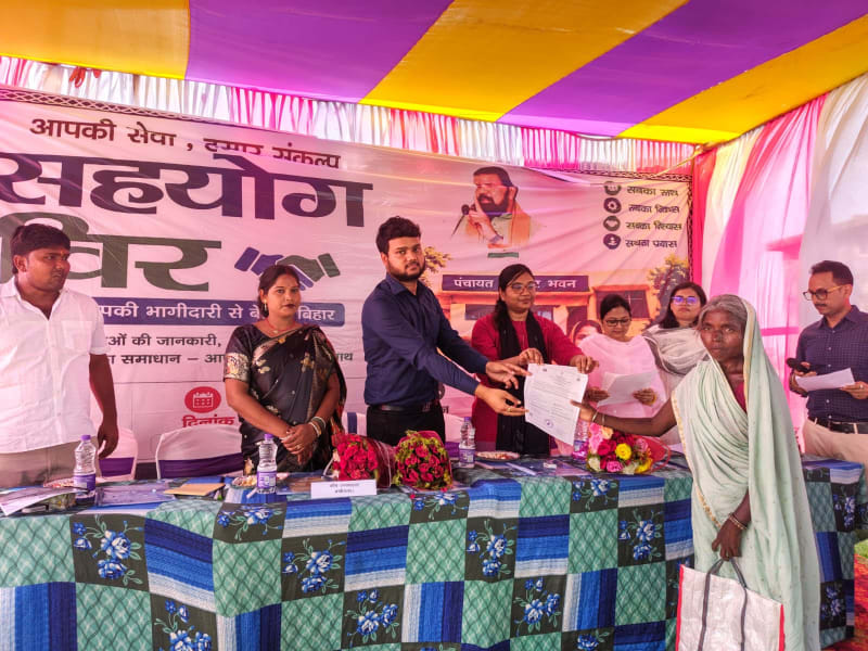 प्रमाणपत्र देते अधिकारी