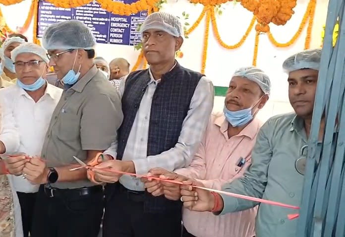 फीता काटकर उद्धघाटन करते डीएम व अन्य 