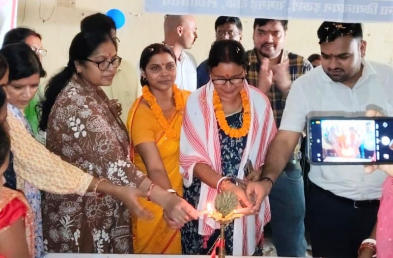 केन्द्र का उद्धघाटन करती जीविका दीदी