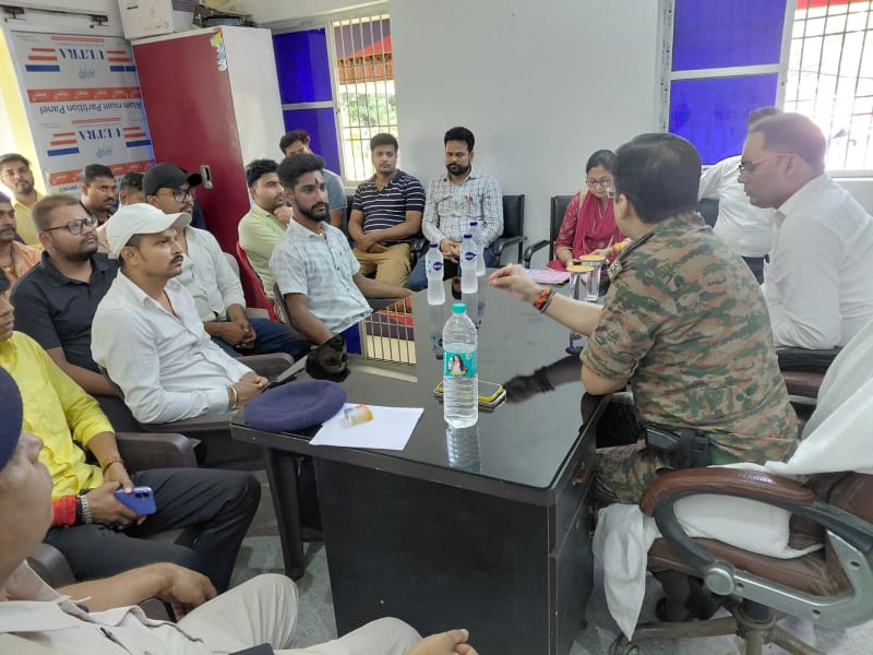 छात्र संगठन के साथ बैठक करते एसडीपीओ शिवम कुमार और एसडीएम प्रभाकर कुमार 