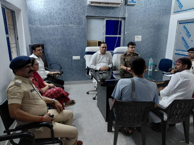 छात्र संगठन के साथ बैठक करते अधिकारी 