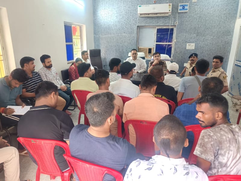 छात्र संगठन के साथ बैठक करते अधिकारी 