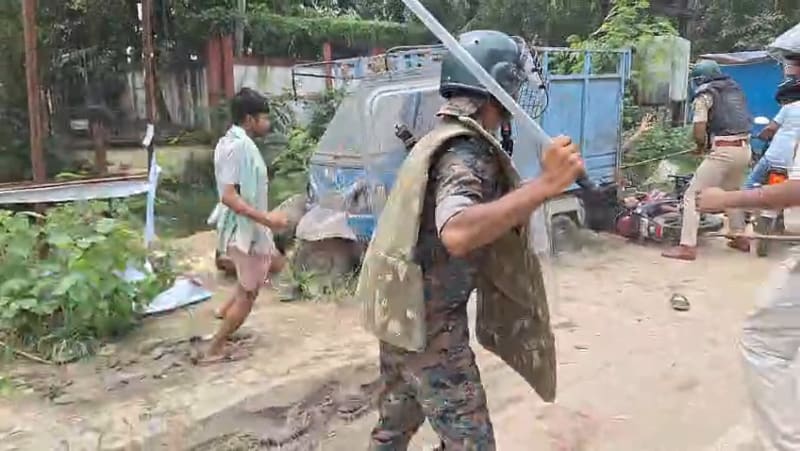 प्रदर्शनकारियों को लाठी भांजती पुलिस 