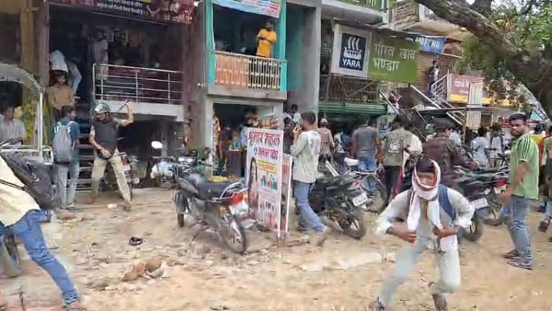 छात्रों को खदेड़ती पुलिस 