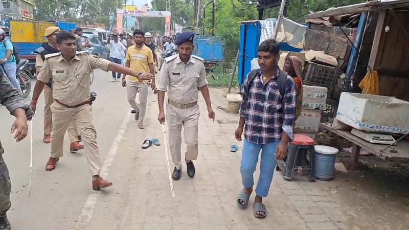 छात्र को समझाती पुलिस 