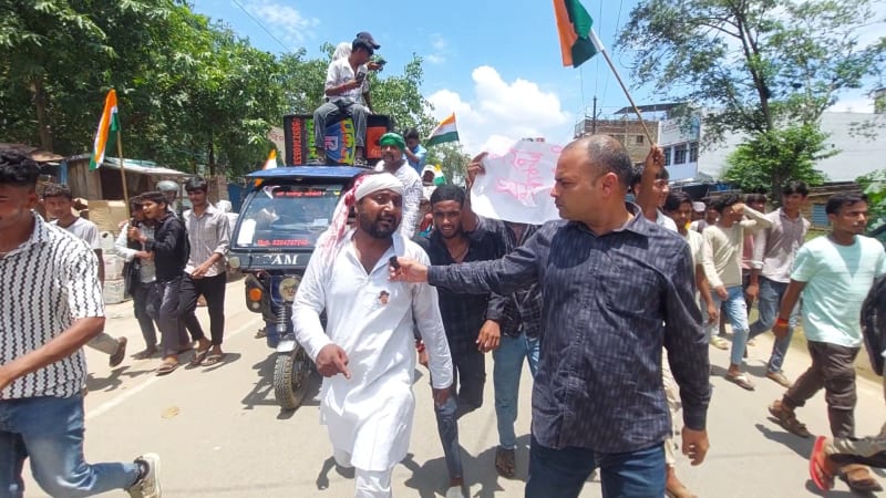 छात्र नेता से बात करते लखीसराय लाइव रिपोर्टर संजीव कुमार 