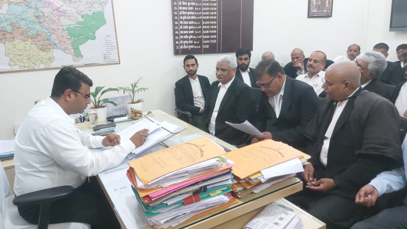 एडीएम नीरज कुमार से मुलाकात करते प्रतिनिधिमंडल 