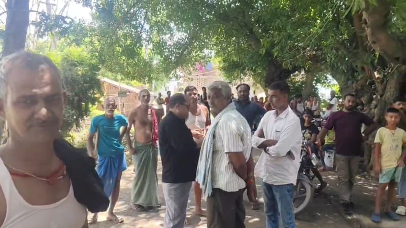 घटनास्थल पर लोगों की भीड़ 