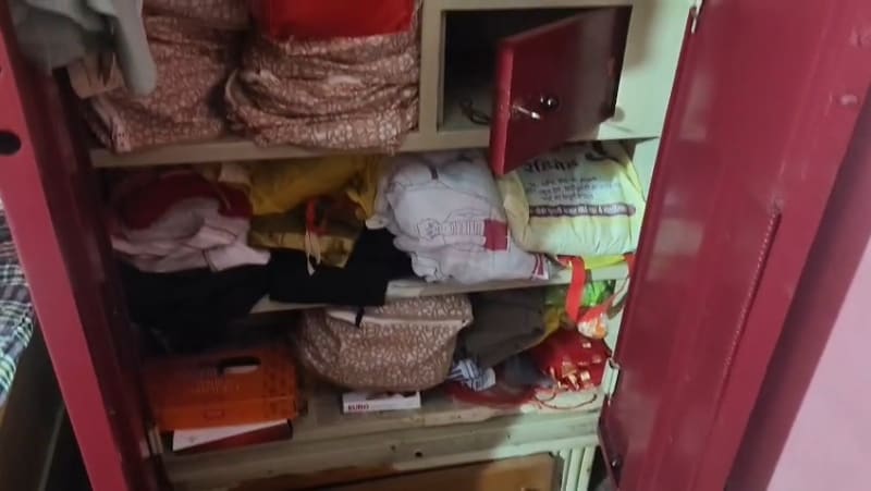 घर में रखे आलमीरा का टूटा लॉकर 