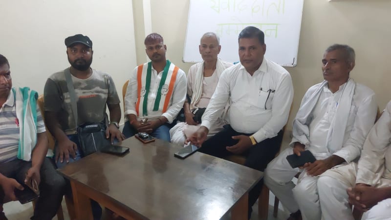 प्रेस वार्ता में शामिल विपक्षी दल 