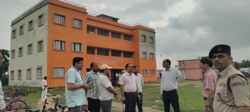 निरीक्षण करते डीएम व अन्य अधिकारी 