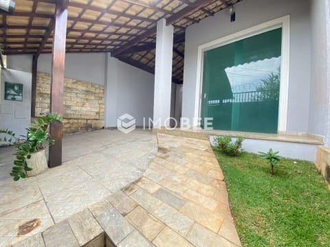 Casa com 3 quartos com suíte no Santa Mônica, 180m², 2 vagas e varanda