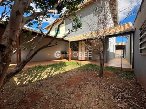 Casa à venda no Santa Mônica, com 187,5m²,  quintal, área gourmet,  3 Quartos, 1 Suíte e 2 Vagas Cobertas