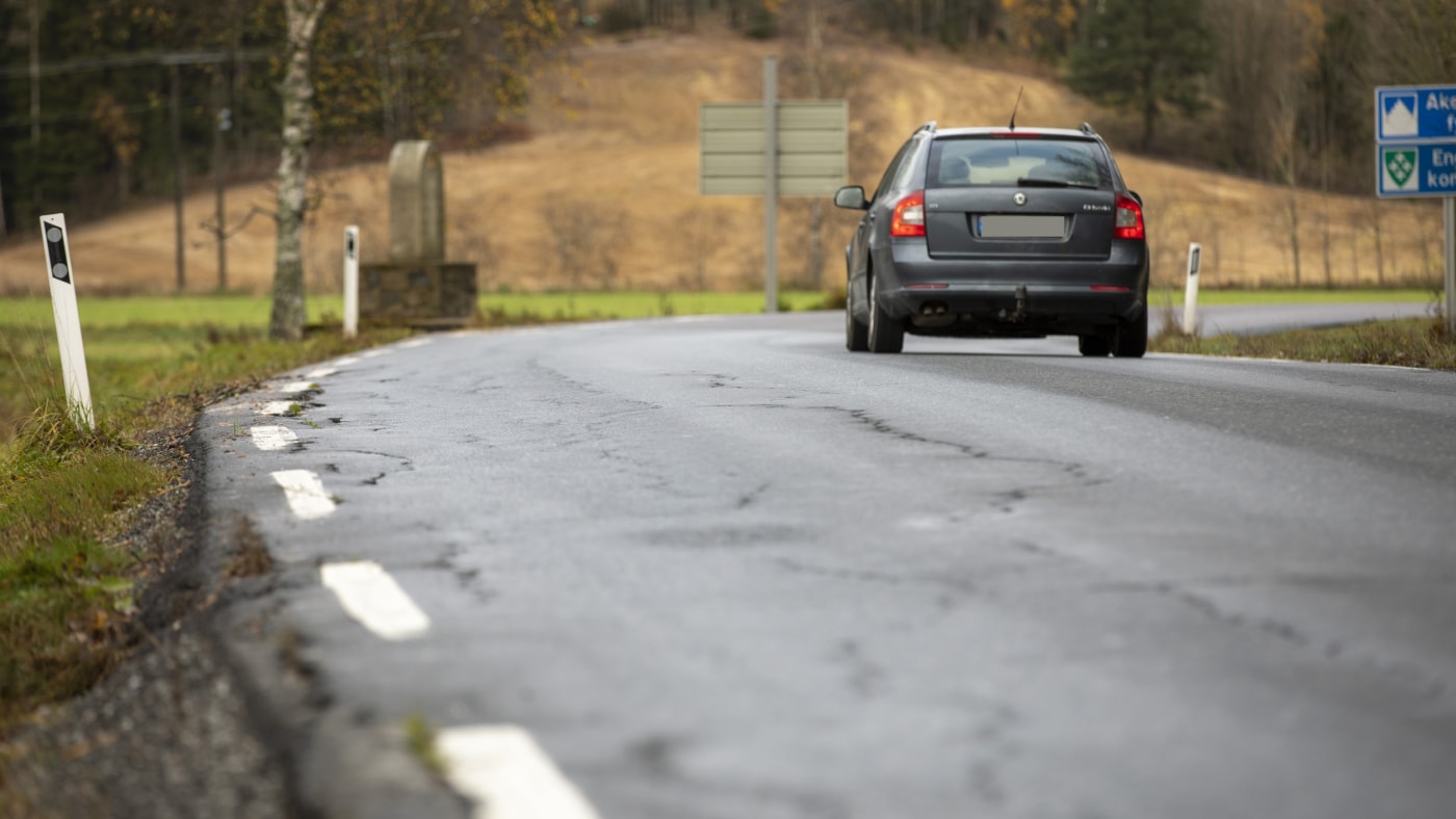 bil kjører på vei