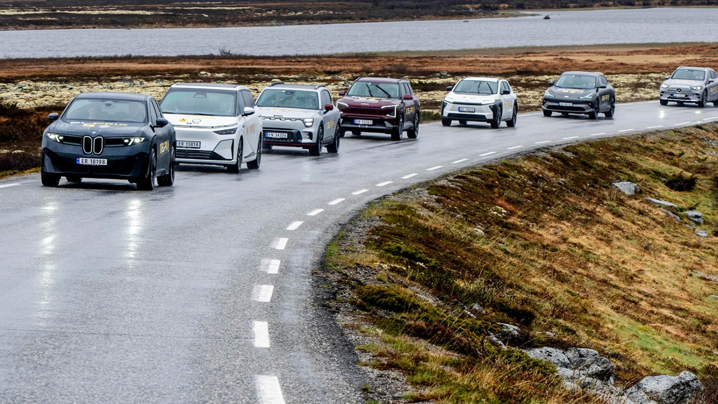 Biler i kolonne på fjellet