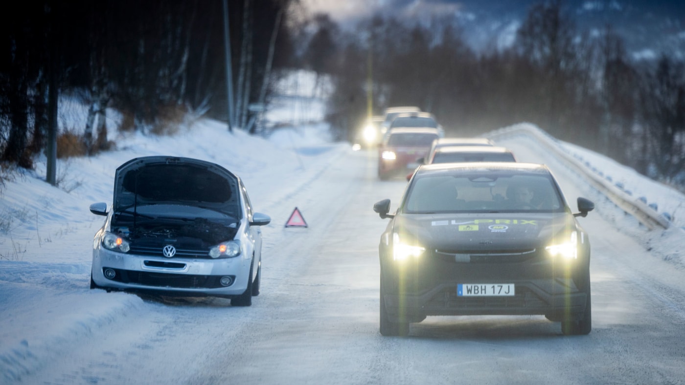 Testbiler i kolonne opp fjellet, en Golf står strandet i veikanten.