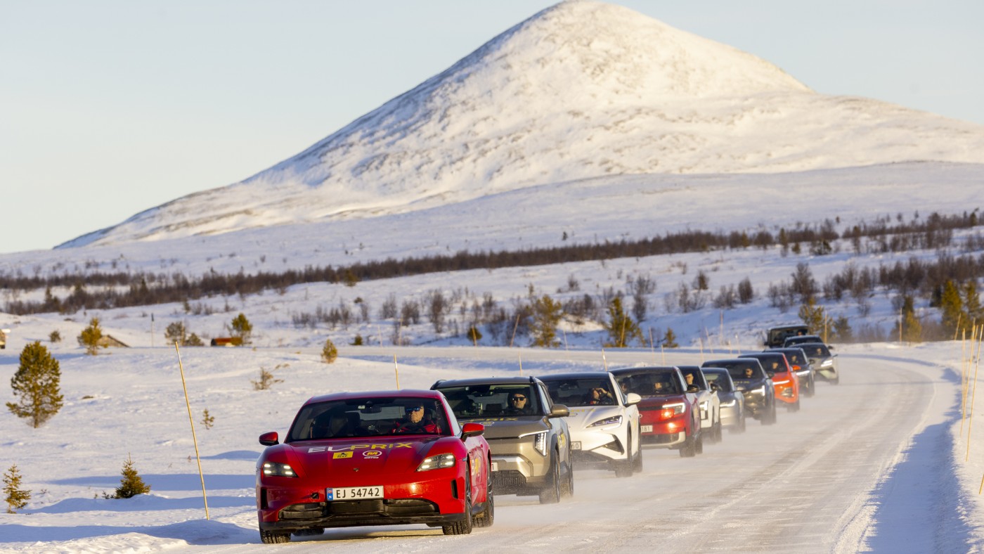 Lang rekke av testbiler i snøfylte omgivelser på Venabygdsfjellet. 