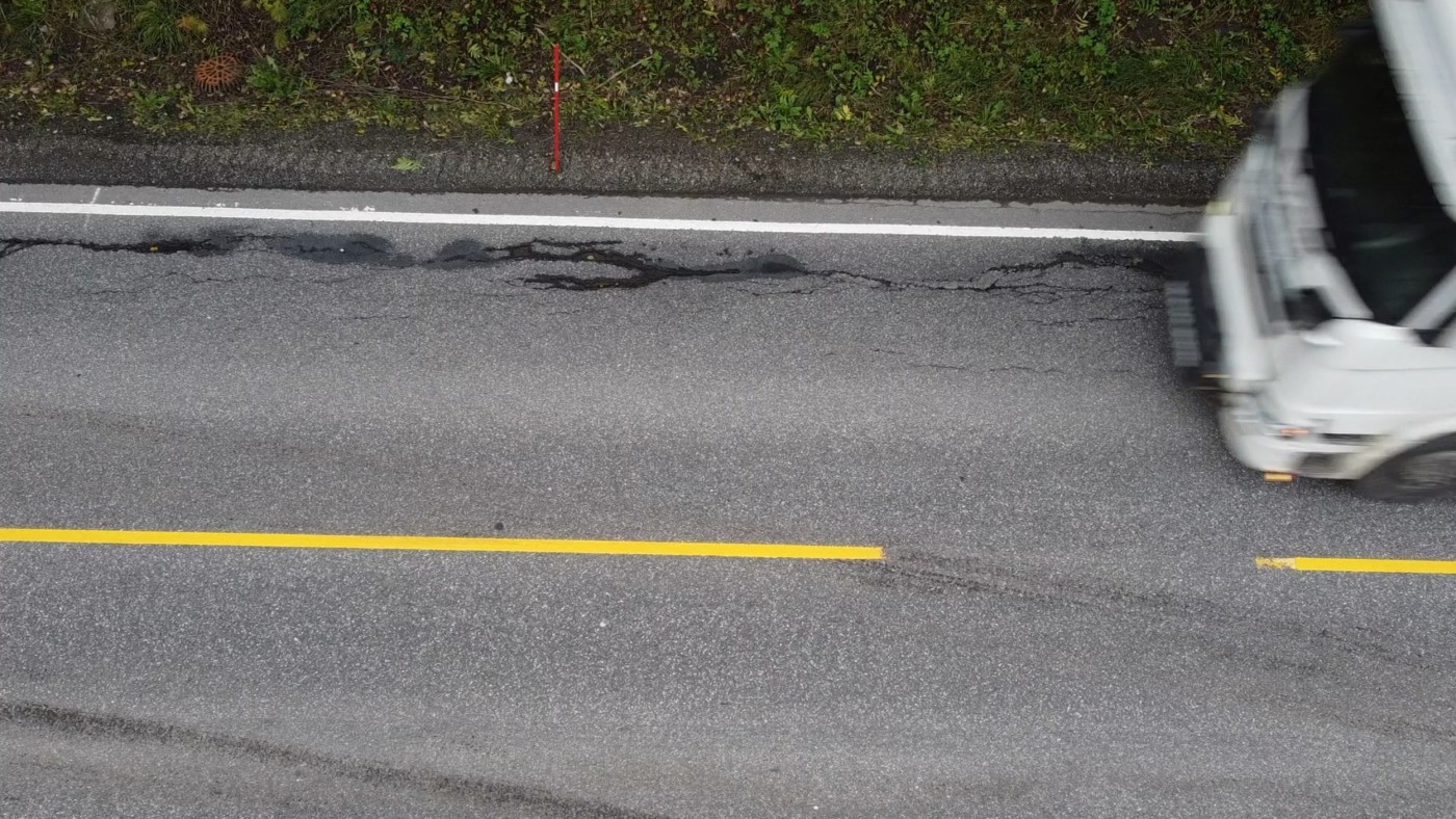 lastebil kjører på vei