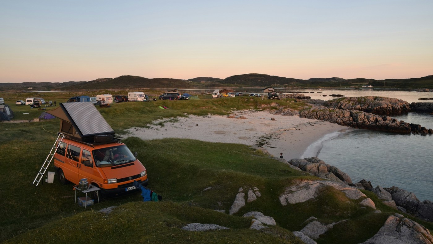 Bil parkert på campingplass