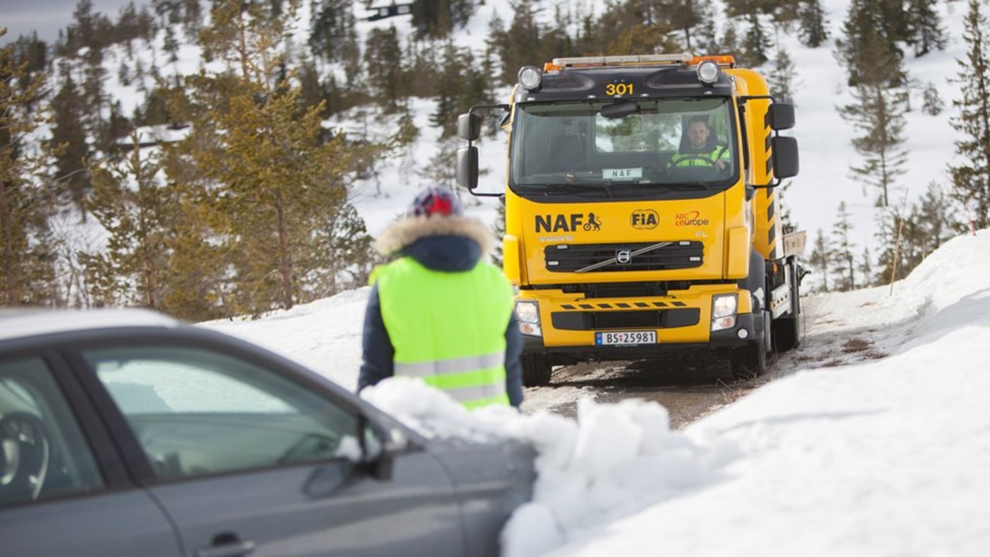 Bile av en bergebil fra NAF veihjelp i vinterføre.
