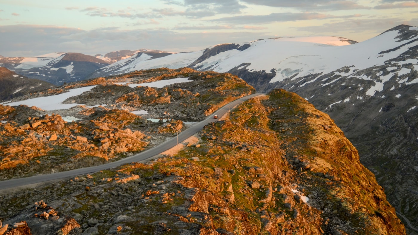 Bil kjører på fjellvei i Møre og Romsdal