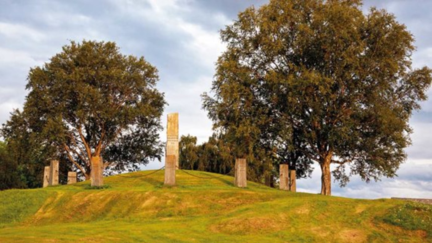 Tinghaugen. Bautastein og trær.
