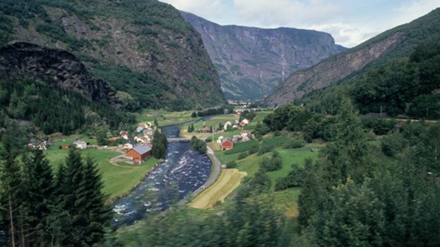 Bebyggelse langs vannet i Aurlandsdalen.