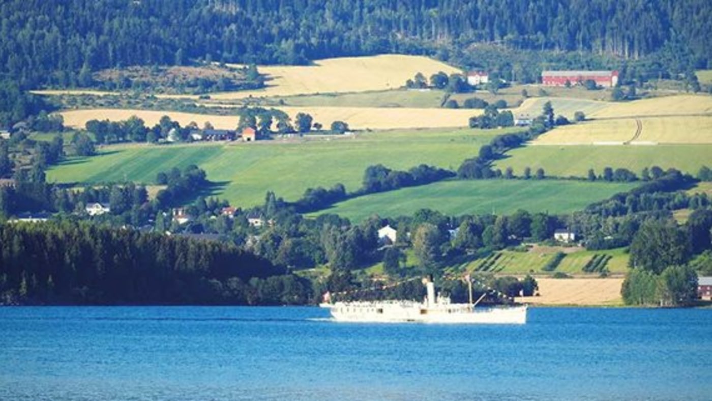 Båten, DS Skibladner, seiler på Mjøsa. 