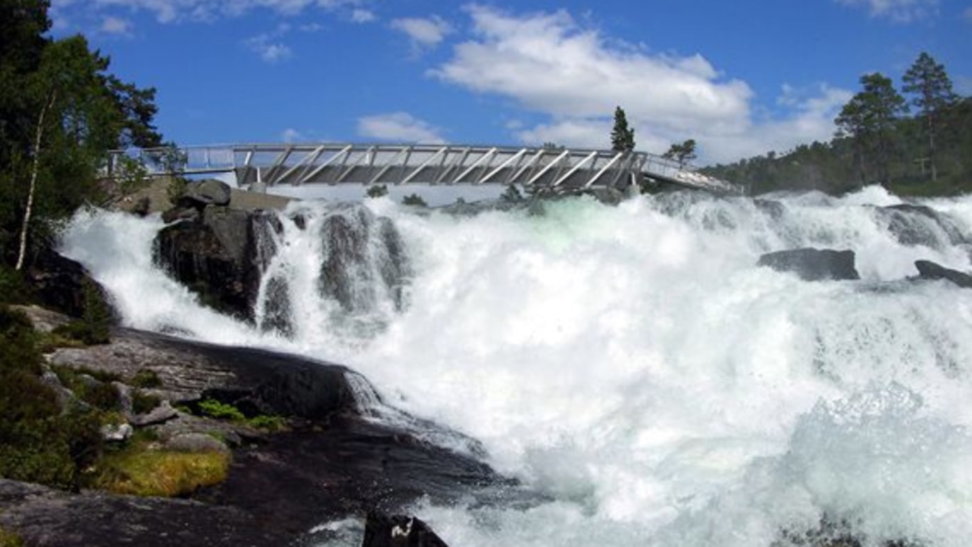 Gangbru over Likholefossen i Gaula.
