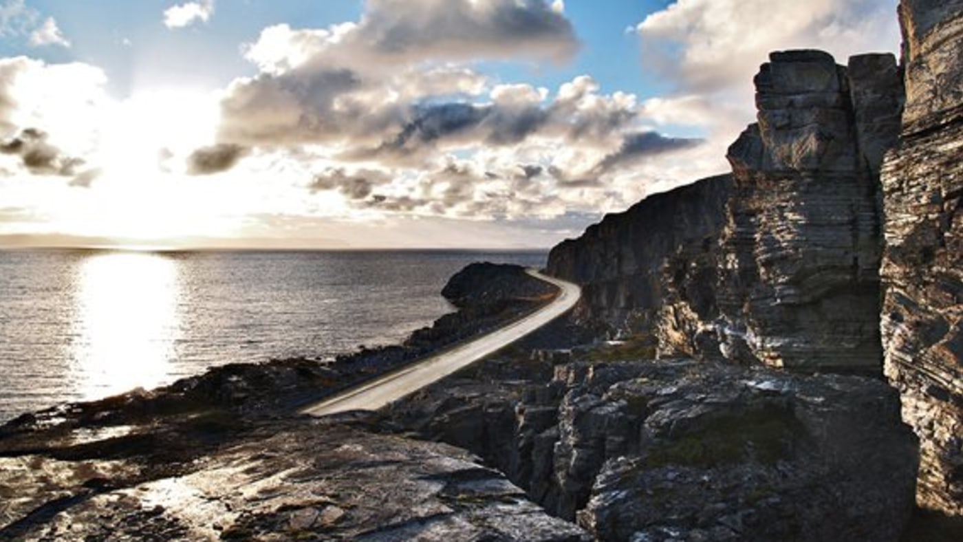 Vei mellom hav og fjell. 