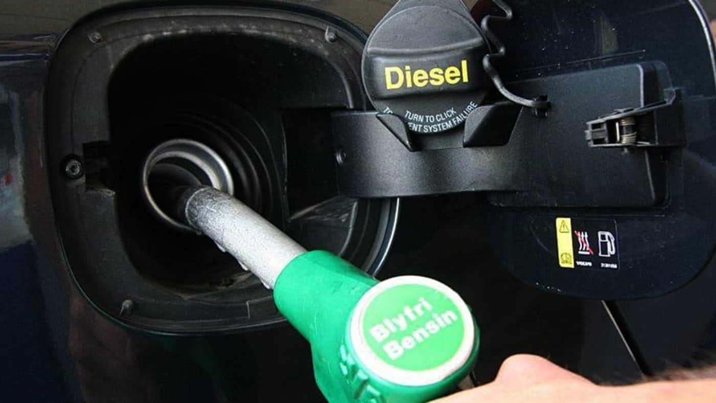 Nærbilde av en mann som fyller bensin i dieseltank.