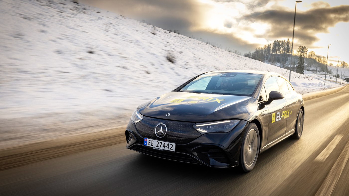 Mercedes EQE kjører på veien