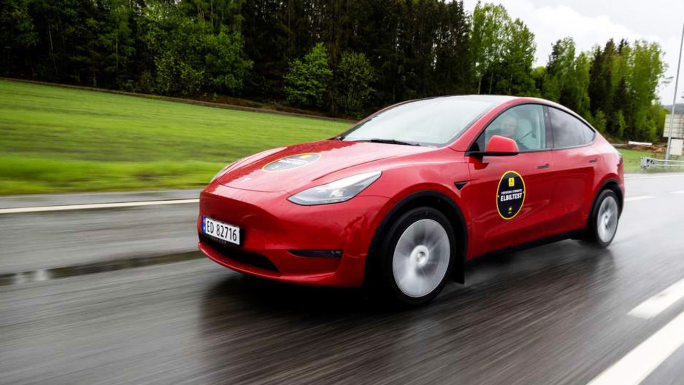 En Tesla Model Y kjøres på motorveien