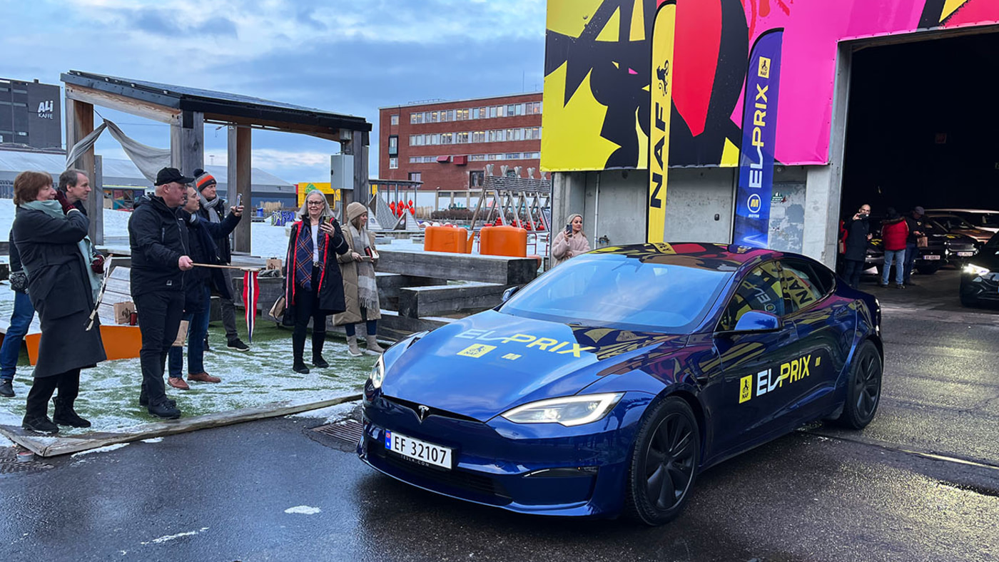 Tesla Model S kjører ut fra Skur 13 i Oslo
