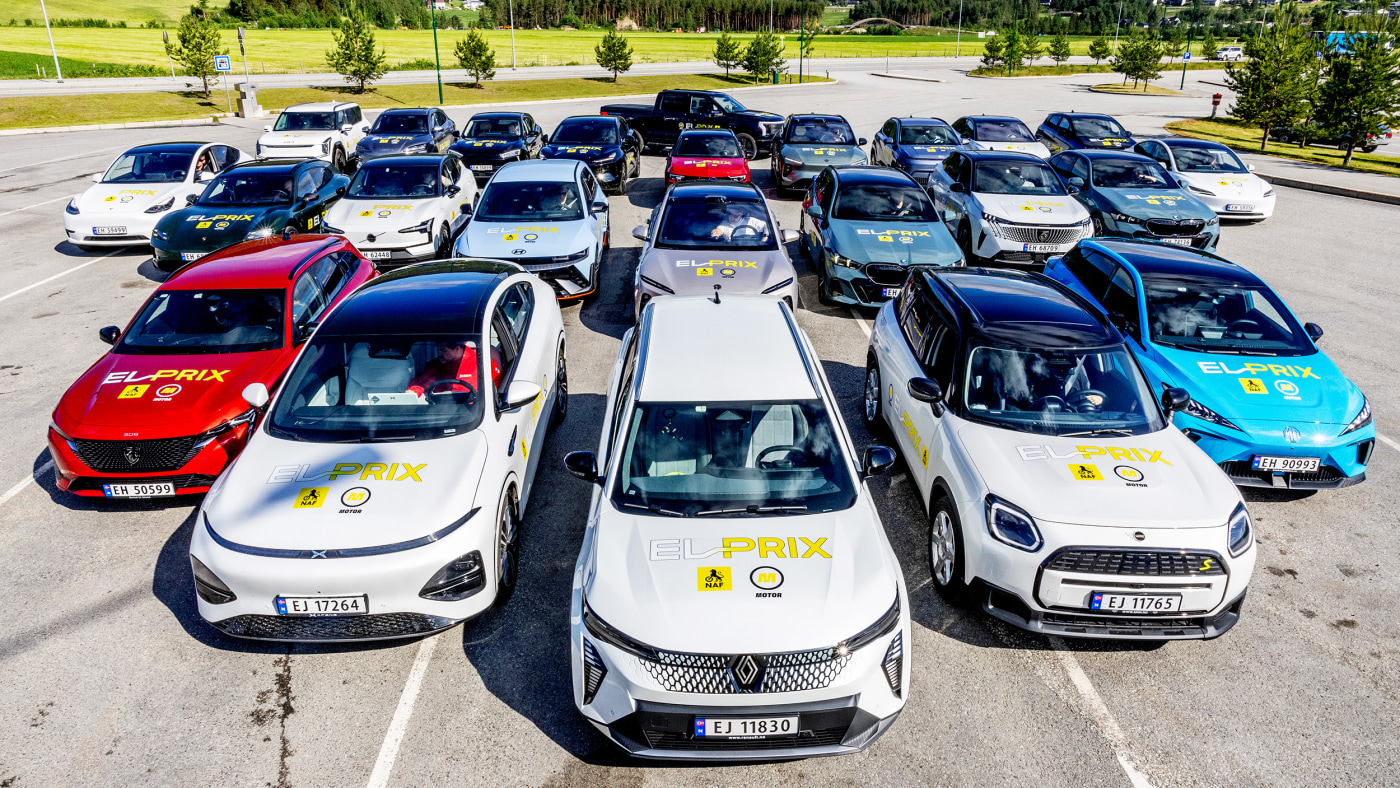 En gruppe biler står parkert