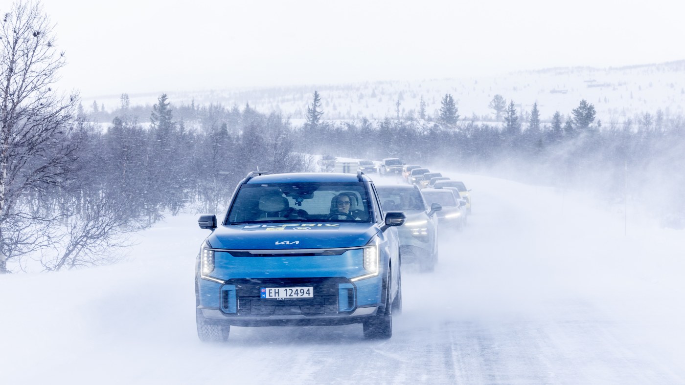 Blå Kia EV9 leder kolonne av biler