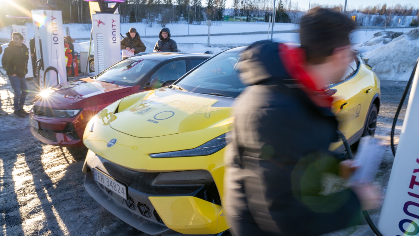Lotus Eletre ved ladestolpen