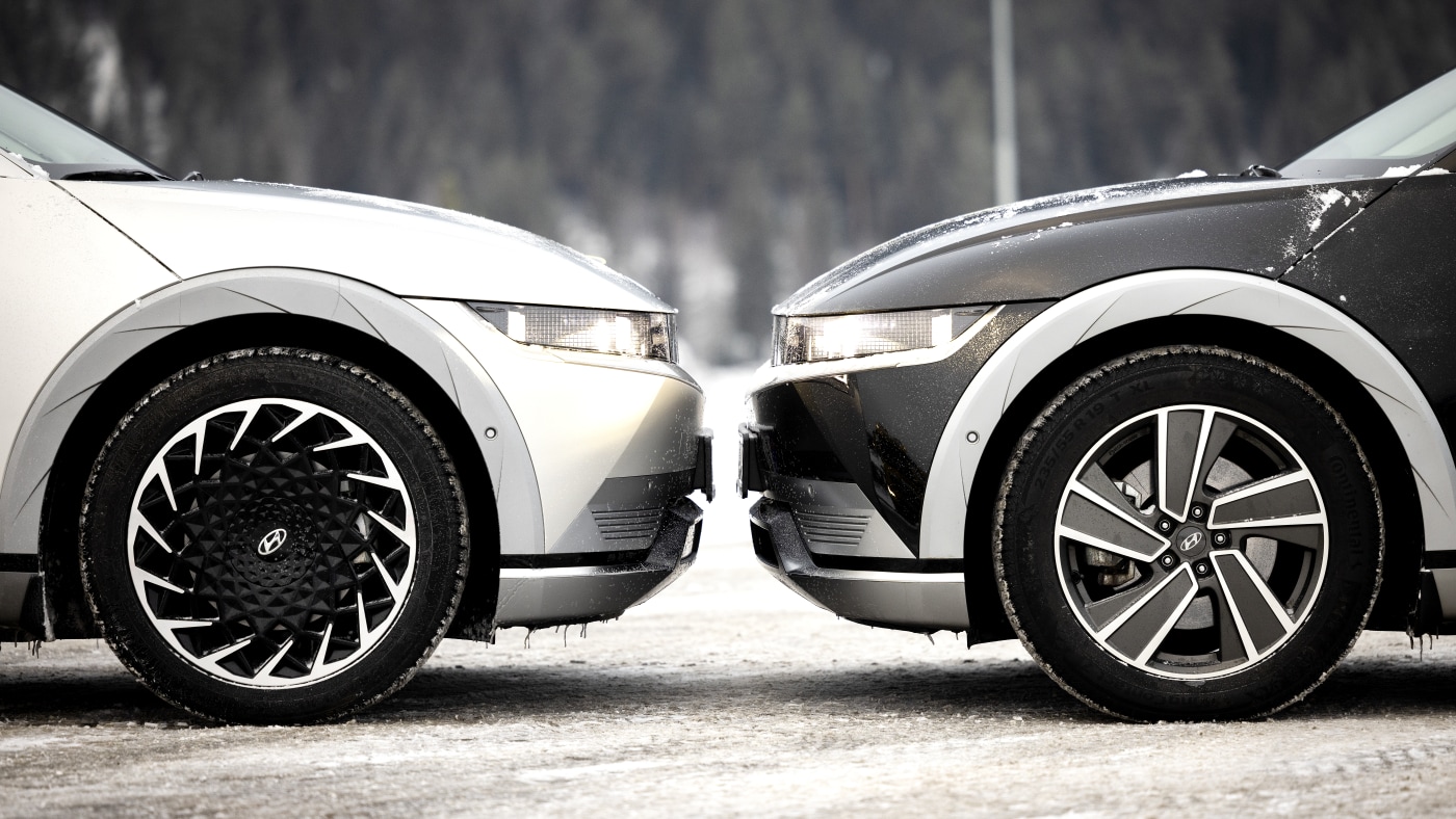 To biler parkert front mot front.